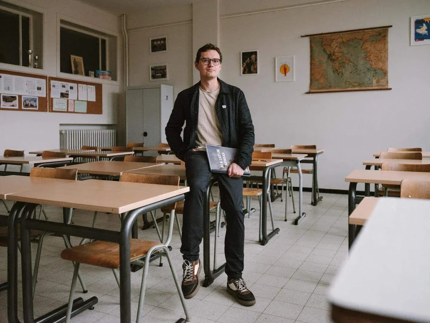 Robbe Wulgaert in een klaslokaal, foto Elka Pannier voor De Standaard
