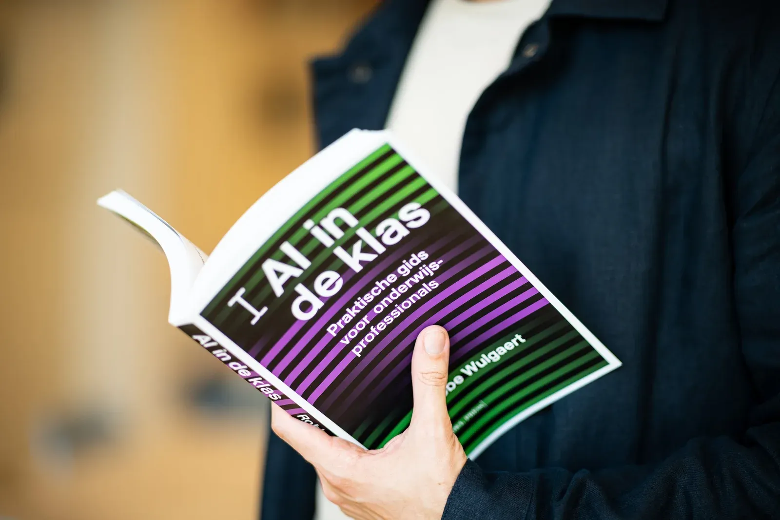 Robbe Wulgaert toont het boek AI in de klas