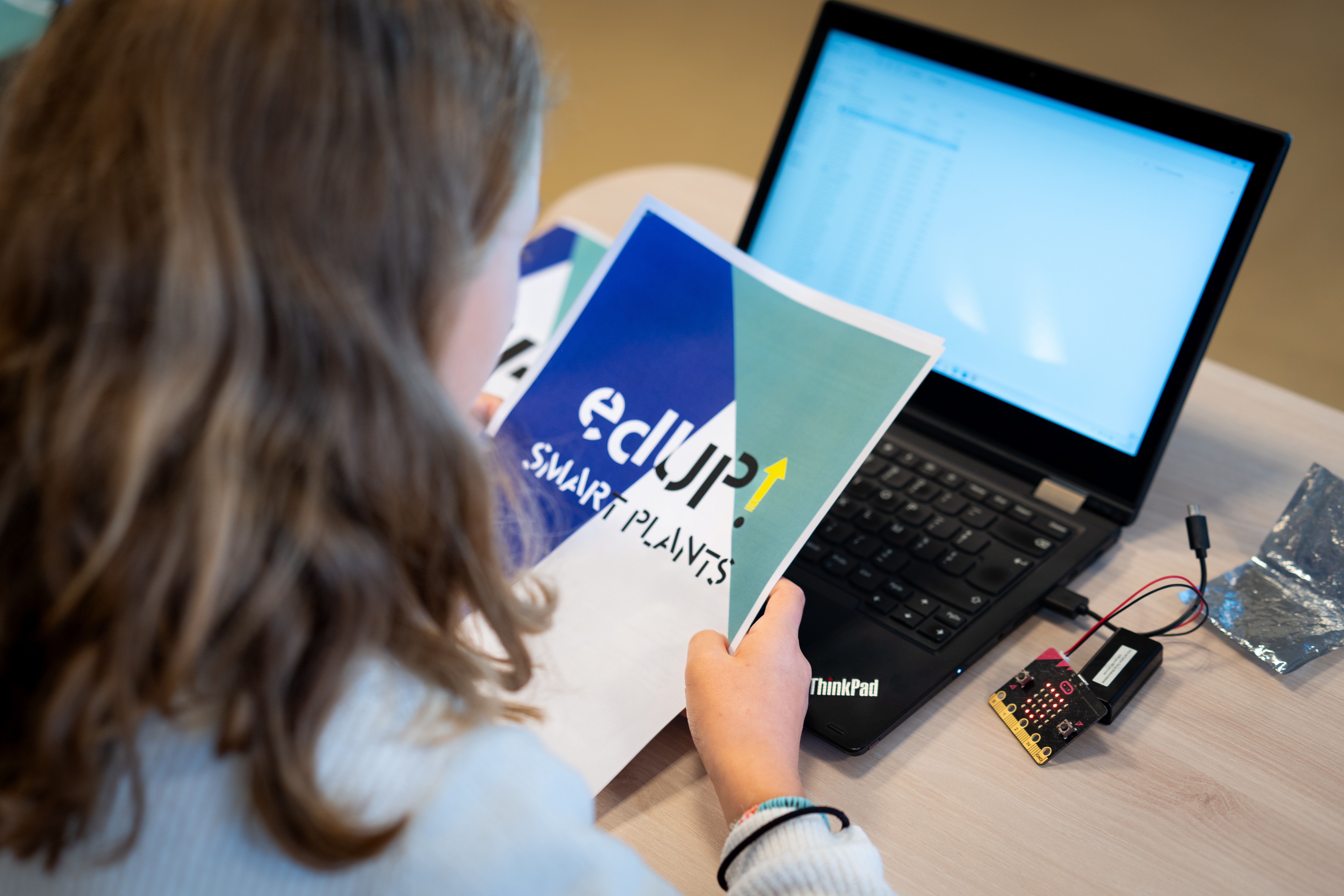 Leerling met Smart Plants bundel, laptop en microcontroller